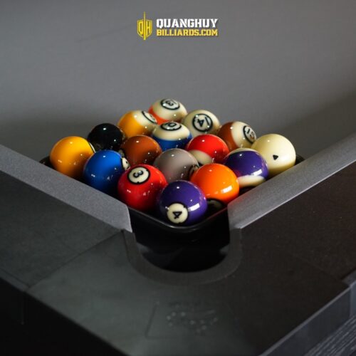 Bàn bi a sản xuất và phân phối của Quang Huy Billiards với bộ bóng dụng cụ chuẩn bị chơi bi a chuyên nghiệp.