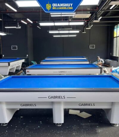 Bàn bi-a và bàn bida cao cấp của Quang Huy Billiards chuẩn bị lắp đặt, dịch vụ sản xuất và phân phối bàn bi-a chất lượng cao, đảm bảo độ bền và thẩm mỹ cho các cơ sở chơi bi-a.